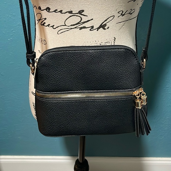NWOT Small crossbody pebbled leather, front zippered pocket, fringed zipper pull - Picture 2 of 10